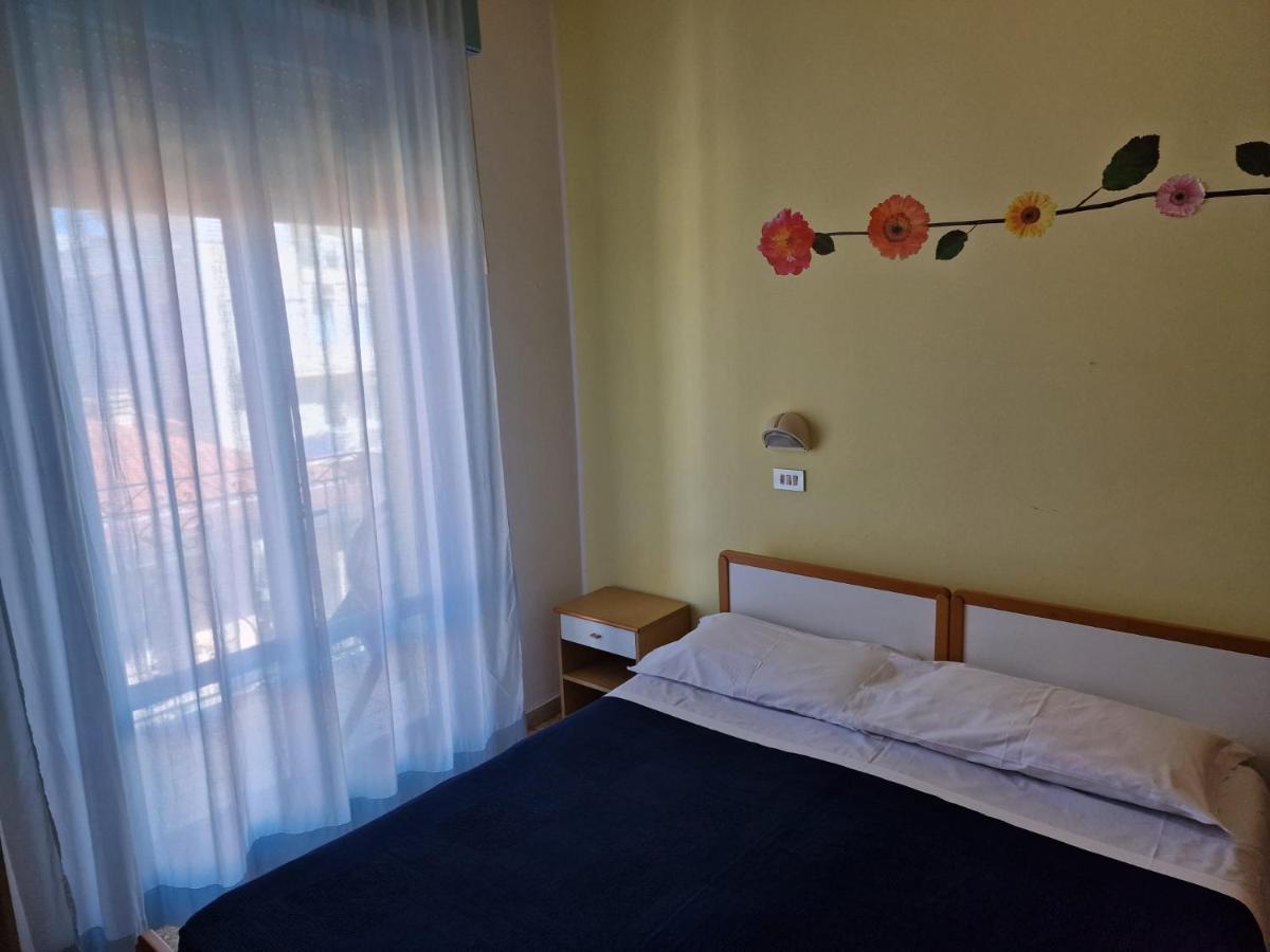 Hotel Clara Rimini Extérieur photo