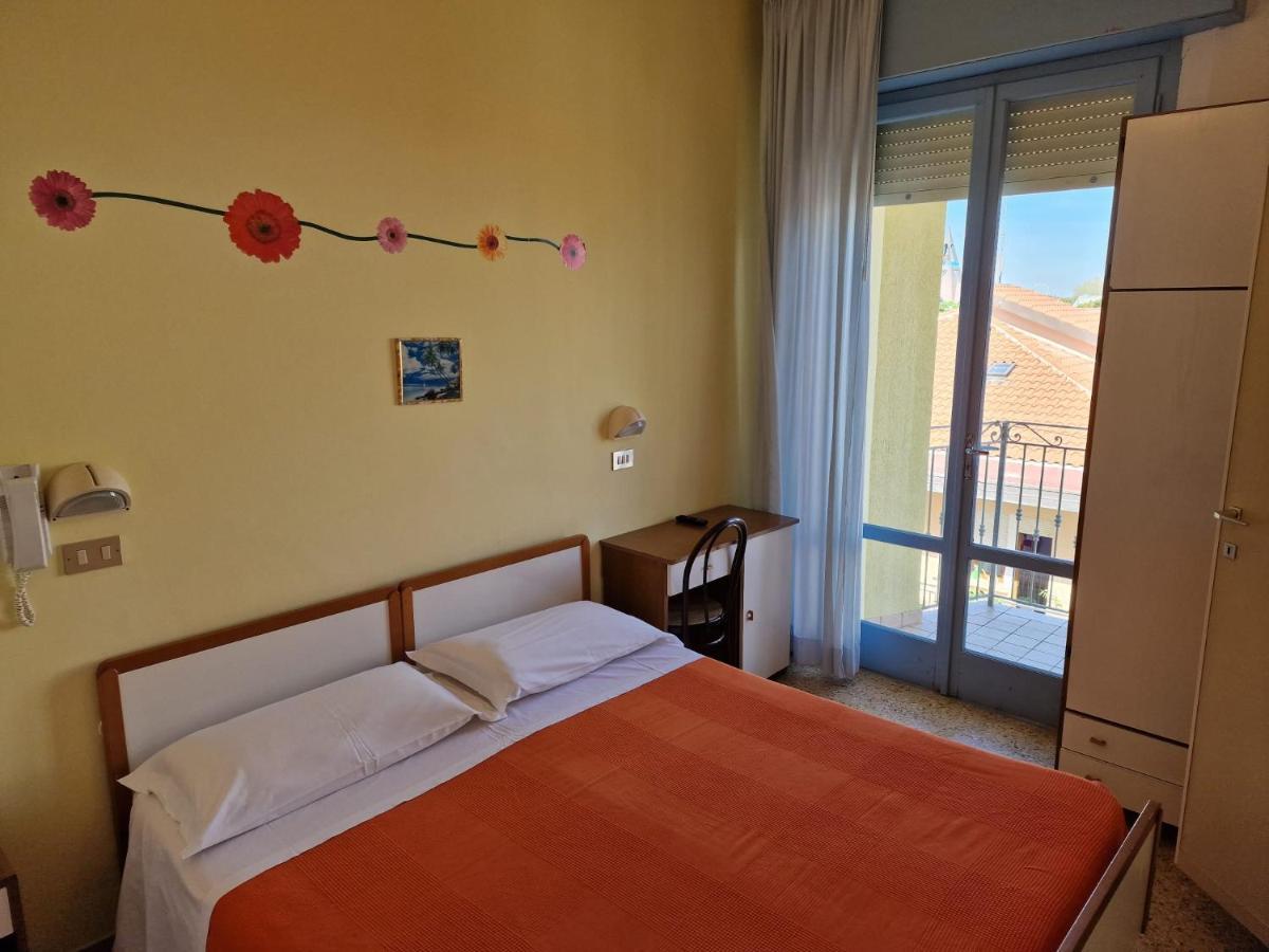 Hotel Clara Rimini Extérieur photo