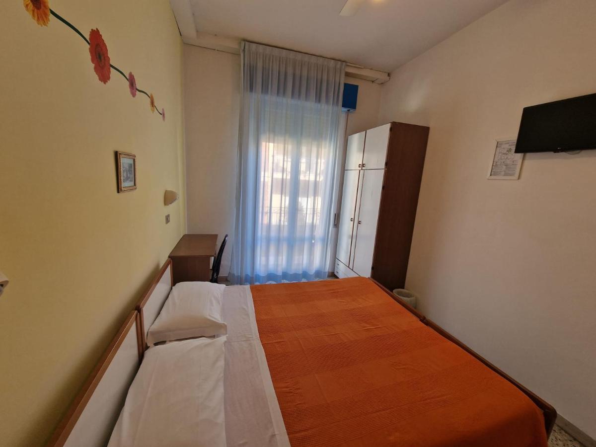 Hotel Clara Rimini Extérieur photo