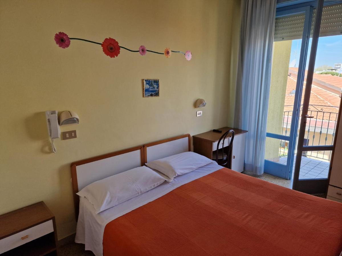 Hotel Clara Rimini Extérieur photo